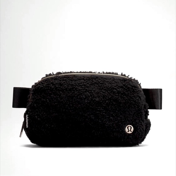 lululemon athletica Handbags - Lululemon 🍋 Black Fleece Everywhere Belt Bag New With Tags